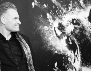 Kristofer Hivju Instagram - @cocainebear is out today! A lovely night at the premiere with @grymolvaerhivju ✨Thanks @riccovero_1936 for the black armor. To @svetlanahairstylist_ as allways. With LA back up from @hairbytiph Gry’s beautiful dress is by @oveharderfinseth Jewelry @gullsmedbuggeauthen and @grygrindbakken photo by #alexJ.Berliner #ad