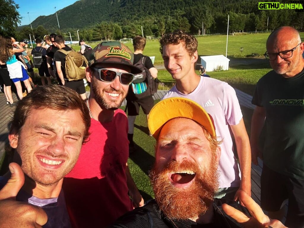 Kristofer Hivju Instagram - What a blast playing with the best🙌🏻 Had a great time discgolfing at the beautiful sula- course with the masters @cheimborg @kevjusa @lukehumphries.dg and @josteinhaaland Calvin and I ended up sharing 1th place (-13) with Kevin and Luke in par- golf🏆🏆 (How much of the credit I can take is unsure, though- he he🤪) Thank you for a great time guys🌟#sula @lildiskgolf @innovadiscs @innovanorge Langevåg Diskgolfpark