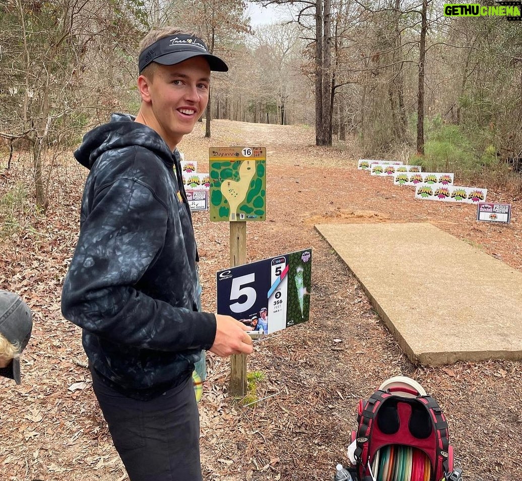 Kristofer Hivju Instagram - The Norwegian discgolf supertalent 🥏 @knut_haaland 🇳🇴has a 5th place in #jonesboroopen in US 🇺🇸- the final is today! «You throw as beats Knut»💪 Follow the event live on @discgolfnetwork Check out tourmanager @truls.vik for updates about Knut and Norwegian disk- beast @peterlundedg and Islandic @blaer_orn on their US discgolf adventure ✨🏆🏆🏆🌟 @innovadiscs @innovanorge @discgolfprotour And for todays final: «Go Knut! You have your Viking ancestors in the back when you grab your discs today! I send you a roar from the mountains of Norway and wish you the best of luck!»