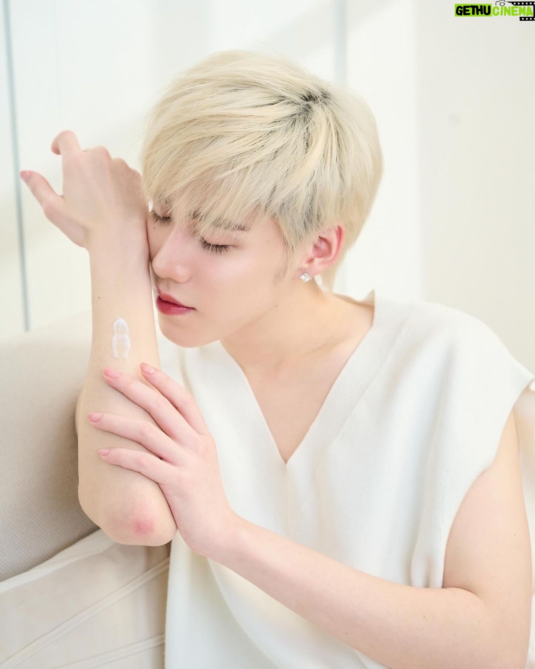 Krit Amnuaydechkorn Instagram - ผิวนุ่มชุ่มชื่นสุดๆ เพราะพีใช้ Ci-Lab Body Lotion บำรุงผิวทุกวัน เนื้ออ่อนโยน เกลี่ยง่ายซึมไว หอมละมุนสบายผิวมาก พิกัด Cute Press , Watsons และตัวแทนจำหน่ายทั่วประเทศ #CilabSensitiv #ซีแล็บเซฟผิวแพ้ง่าย #โลชั่นเซฟผิวแพ้ง่าย