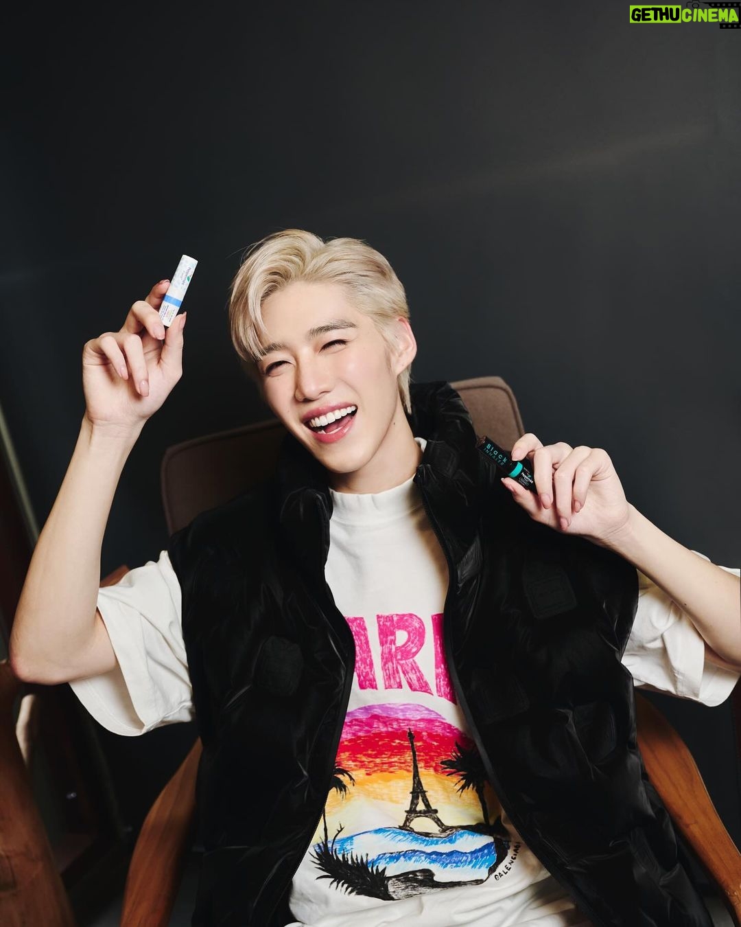 Krit Amnuaydechkorn Instagram - อยากรู้มั้ย ว่าอะไรเป็นมิตรกับพีที่สูดดด? 👀 🥰 ก็เป๊ปเปอร์มิ้นท์ ฟิลด์ ไงงง ช่วยเติมความสดชื่นให้พีได้ทุกวัน ด้วยส่วนผสมที่ดีอย่างเป๊ปเปอร์มิ้นท์ ออยล์ และยูคาลิปตัส ออยล์ ให้ทุกครั้งที่สูดเป็นลมหายใจที่มีคุณภาพ แอบกระซิบ! ดมได้บ่อย ไม่แสบด้วยนะ 👉 หาซื้อง่ายมาก ที่ 7-Eleven หรือซื้อผ่านช่องทางออนไลน์ที่ Lazada : Bertram1958 #PeppermintFieldxPPKrit
#PeppermintField
#ลมหายใจที่มีคุณภาพ
#ยาดม