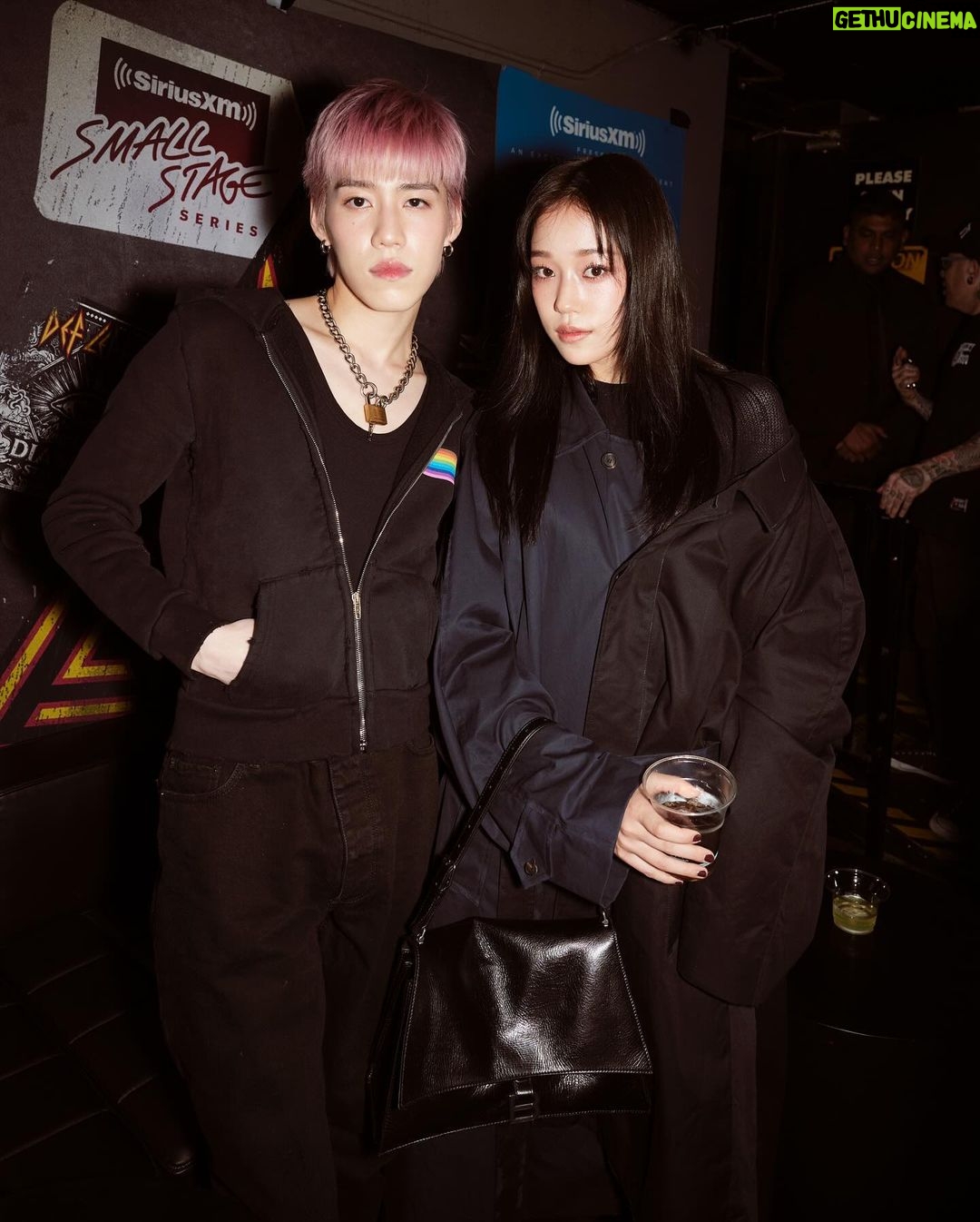 Krit Amnuaydechkorn Instagram - ๐ฉทโค๏ธ๐งก๐๐ฉต๐๐๐ฉถ @balenciaga