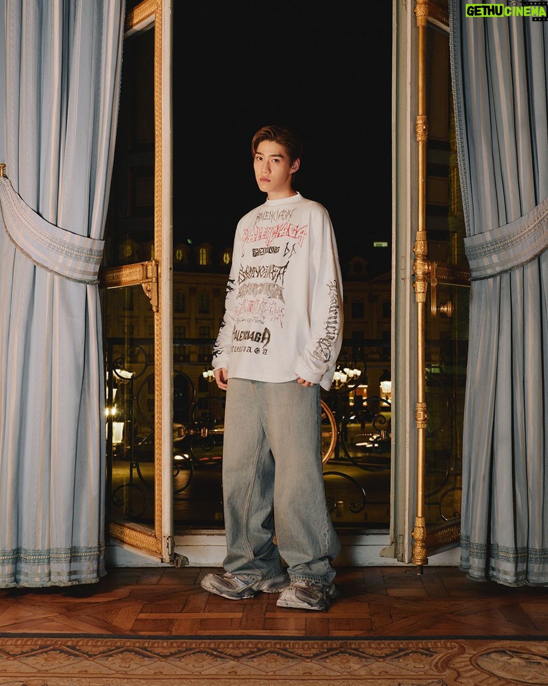Krit Amnuaydechkorn Instagram - 🐉 @Balenciaga
