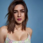 Kriti Sanon Instagram - 🌸🌸 #TBMAUJ Outfit- @marques_almeida Jewellery - @silverstreakstore Styled by- @sukritigrover Styling Team- @vanigupta.23 HMU- @aasifahmedofficial @adrianjacobsofficial 📸- @vidhigodha