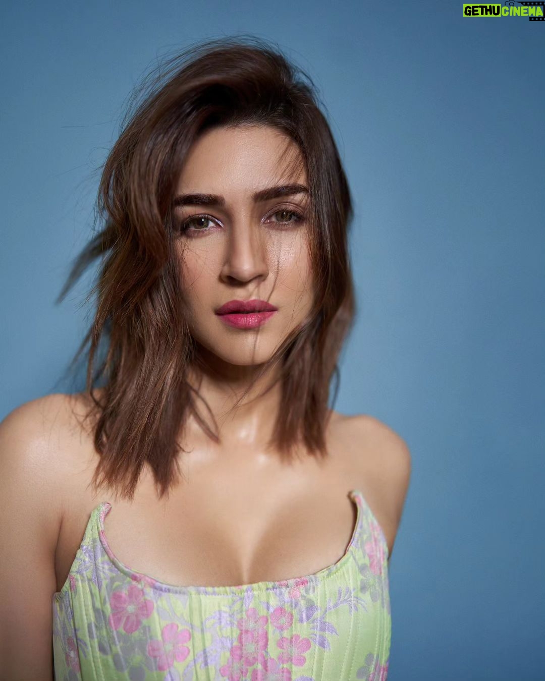 Kriti Sanon Instagram - 🌸🌸 #TBMAUJ Outfit- @marques_almeida Jewellery - @silverstreakstore Styled by- @sukritigrover Styling Team- @vanigupta.23 HMU- @aasifahmedofficial @adrianjacobsofficial 📸- @vidhigodha