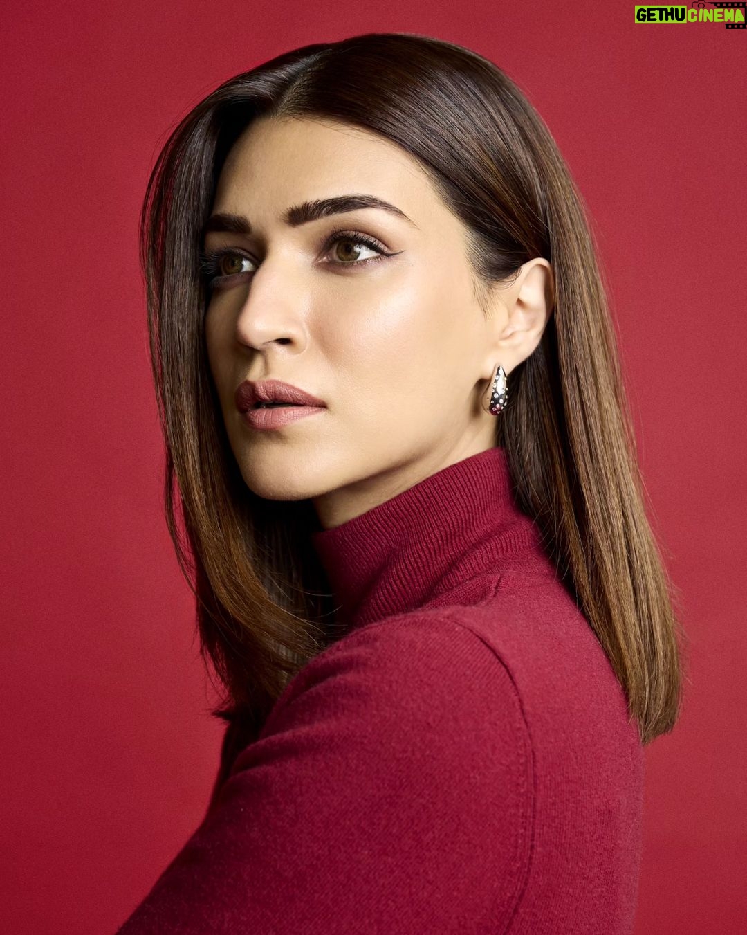 Kriti Sanon Instagram - Dress code : Gulaab 🌹 #TBMAUJ Outfit- @michaelkors Styled by- @sukritigrover Styling Team- @vanigupta.23 HMU- @aasifahmedofficial @adrianjacobsofficial 📸- @kewalchholak