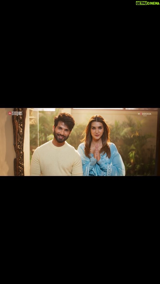 Kriti Sanon Instagram - This family hit is successfully hitting all the right spots across the world! 💘 Go watch this blend of romance, comedy, & family drama for complete entertainment! Book your tickets now for #TeriBaatonMeinAisaUljhaJiya, the perfect weekend watch now in cinemas! 🎟 (link in bio) @shahidkapoor @aapkadharam #DimpleKapadia @therakeshbedi @anubhafatehpuria @rajeshkumar.official @grushakapoor24 @ashishsverma @iambrij0808 @raashultandon @maahijain1707 @shauryashaunak_duggal @real.amitjoshi @i_aradhana_ #DineshVijan #JyotiDeshpande @laxman.utekar @sharadakarki @pvijan @maddockfilms @officialjiostudios @tanishk_bagchi @soulfulsachin @jigarsaraiya @sachinjigar @mitrazmusic @itsganeshwaghela @raghavworldwide @mainhoonromy @aseeskaurmusic @neerajrajawat11 @varun_wave @raghavchaitanya #Indraneel @talwiinder @mcsquare7000 @ndsonline @tseries.official @penmovies