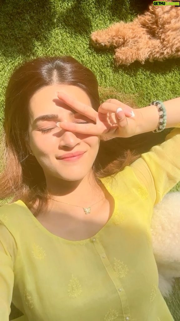 Kriti Sanon Instagram - Basking in the Sun ☀ and in all the love pouring in! ❤🥰 My babies next to me and a 🦋 close to my heart! Happy Valentine’s Day ! 🫶🏻😘 Thank you for all the love you’ve given to #TBMAUJ and to SIFRA!!🤖❤ Love is all we need! ❤