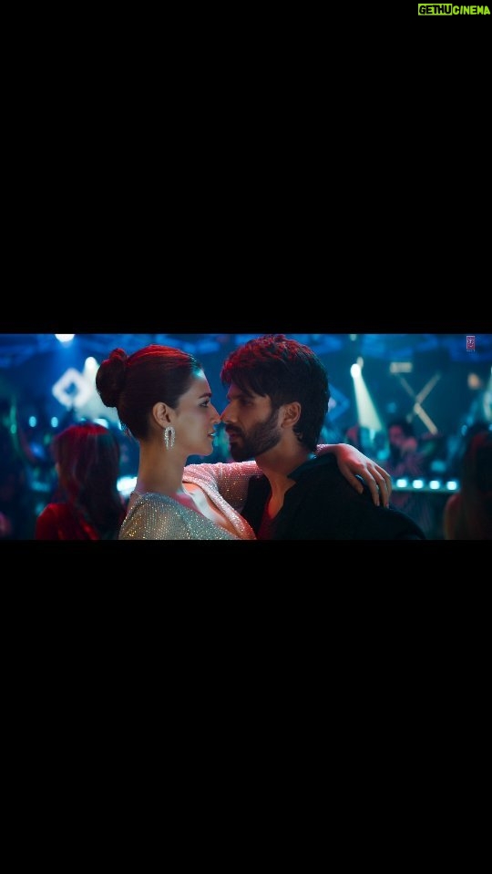 Kriti Sanon Instagram - This valentine’s day, go on a roller coaster journey called love with Gallan! Song out today #TeriBaatonMeinAisaUljhaJiya is here to entertain families, now in cinemas! Book your tickets right away. 🔗 - Link in bio. @shahidkapoor @aapkadharam #DimpleKapadia @therakeshbedi @anubhafatehpuria @rajeshkumar.official @grushakapoor24 @ashishsverma @iambrij0808 @raashultandon @maahijain1707 @shauryashaunak_duggal @real.amitjoshi @i_aradhana_ #DineshVijan #JyotiDeshpande @laxman.utekar @sharadakarki @pvijan @maddockfilms @officialjiostudios @talwiinder @mcsquare7000 @ndsonline @vijayganguly @jishnudop @tseries.official @penmovies