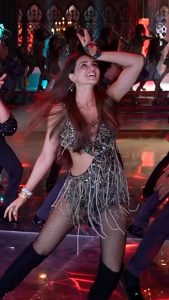 Kriti Sanon Instagram - You can see how much i enjoyed this song! 🤪😌🥰 Dancing is LOVE! 🫶🏻 1 Day to Go! 💃🏻💃🏻 #TeriBaatonMeinAisaUljhaJiya in theatres TOMORROW!! P.S. Loving the reels of this hookstep! 😍