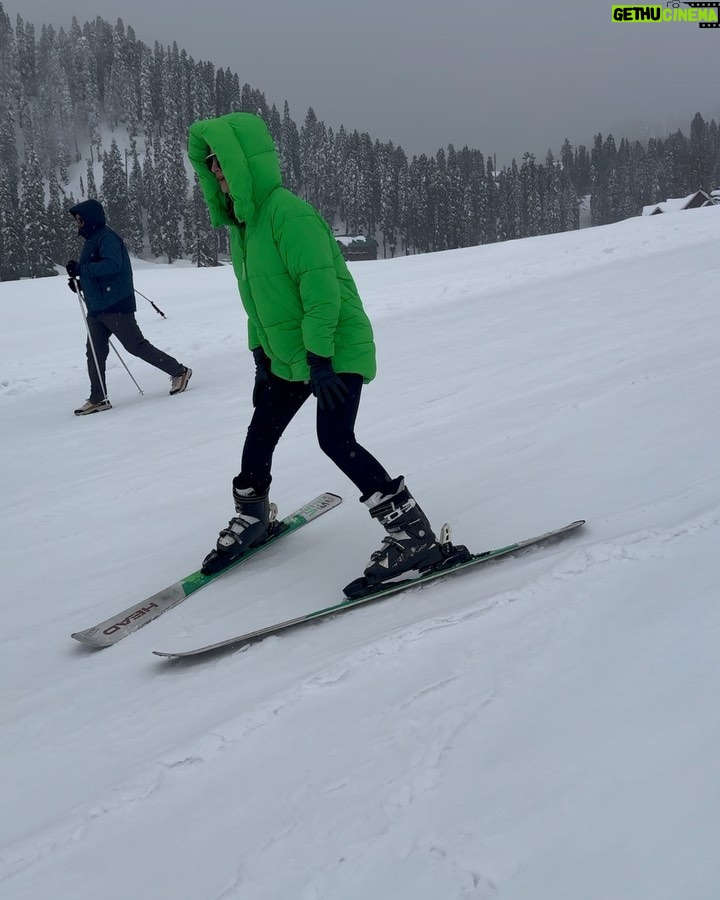 Kriti Sanon Instagram - Gulmarg- You Beauty! ❄😍 Tribe Retreat 3.0 was so much fun!! 🥰🥳 Take me back! @thetribeindia Gulmarg, Kashmir