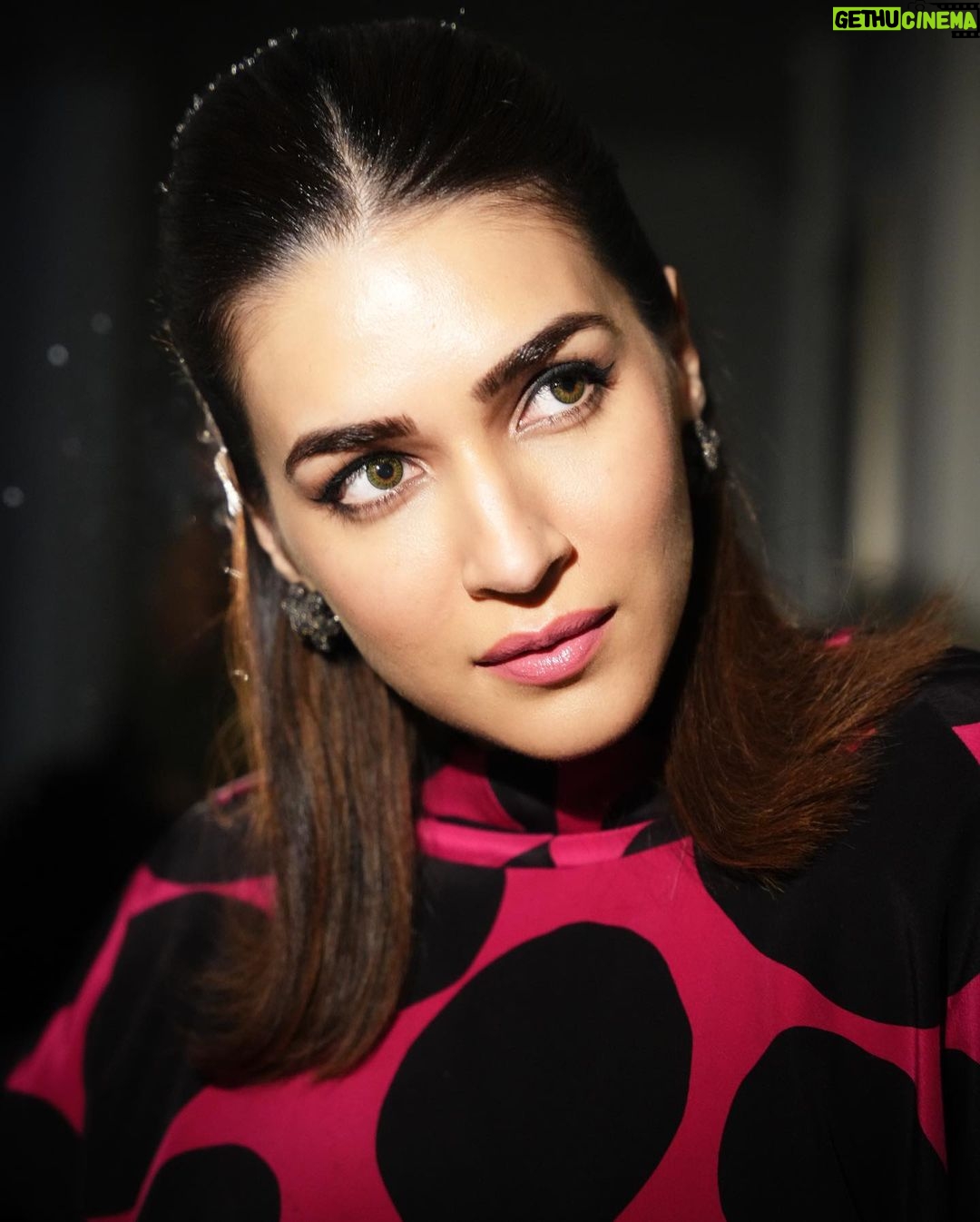 Kriti Sanon Instagram - V I N T A G E In @gucci 2009 RTW by Frida Gianni @sovain__official #VintageGucci HMU @aasifahmedofficial @adrianjacobsofficial Styled by @sukritigrover Team @vanigupta.23 📸 @pixel.exposures