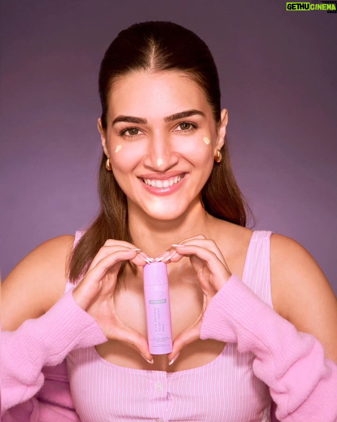 Kriti Sanon Instagram - LAUNCH ALERT! ๐ We at Hyphen are excited to have created the Retinal Reset Serum with Encapsulated Retinal ๐ฐ๏ธ๐ Using retinoids in my night routine has been a game changer for me in the past 3 years! And we had to hyphen it for you guys ๐ซถ This serum is 30% more effective than regular retinol, is gentle and has been crafted with a blend of many amazing natural & active ingredients to reset your skin's clock and boost collagen! We have hyphened it in 2 strengths : 0.05% encapsulated retinal for beginners and a Pro version with 0.1% encapsulated retinal. If you havenโt started your Retinoid journey yet, its never too late to hyphen it to your routine! #ResetTheClock Shop now on letshyphen.com or Amazon, Flipkart and Nykaa! With love, Kriti Sanon #Letshyphen #HyphenSkincare #ResetTheClock #RetinalResetSerum #EncapsulatedRetinal