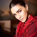 Kriti Sanon Instagram - Preppy Much! ♥️🖤 @burberry Styled by- @sukritigrover Styling Team- @vanigupta.23 HMU- @aasifahmedofficial @adrianjacobsofficial 📸- @vidhigodha