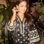 Kritika Kamra Instagram - Quick burst before makke di roti & sarson da saag 🥰🔥🙌🪁✨ Wearing @shopmulmul