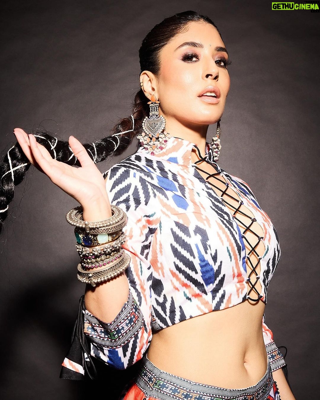 Kritika Kamra Instagram - ⚔️ ⚔️ Stylist - @styledbyzainabb Assisted by @mannatbhallaa Makeup- @miimoglam Hair- @kimberlyychu Shot by @venurasuri Outfit- @goodpunjaban Earrings - @sangeetaboochra Ring- @ruhhette Bangles- @sangeetaboochra @siaartjewellery