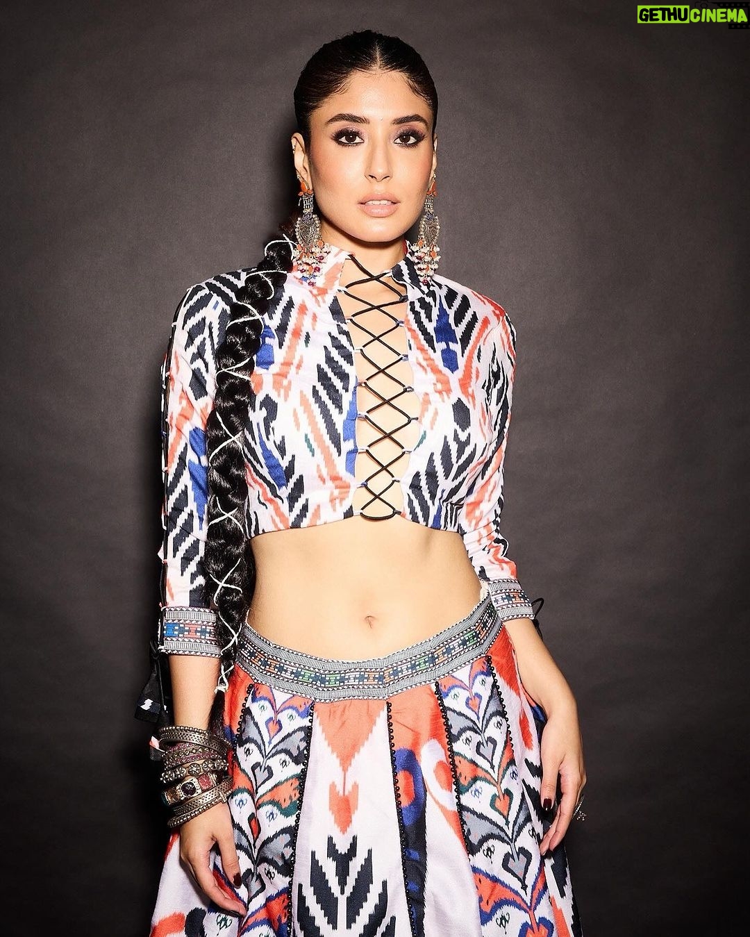 Kritika Kamra Instagram - ⚔️ ⚔️ Stylist - @styledbyzainabb Assisted by @mannatbhallaa Makeup- @miimoglam Hair- @kimberlyychu Shot by @venurasuri Outfit- @goodpunjaban Earrings - @sangeetaboochra Ring- @ruhhette Bangles- @sangeetaboochra @siaartjewellery
