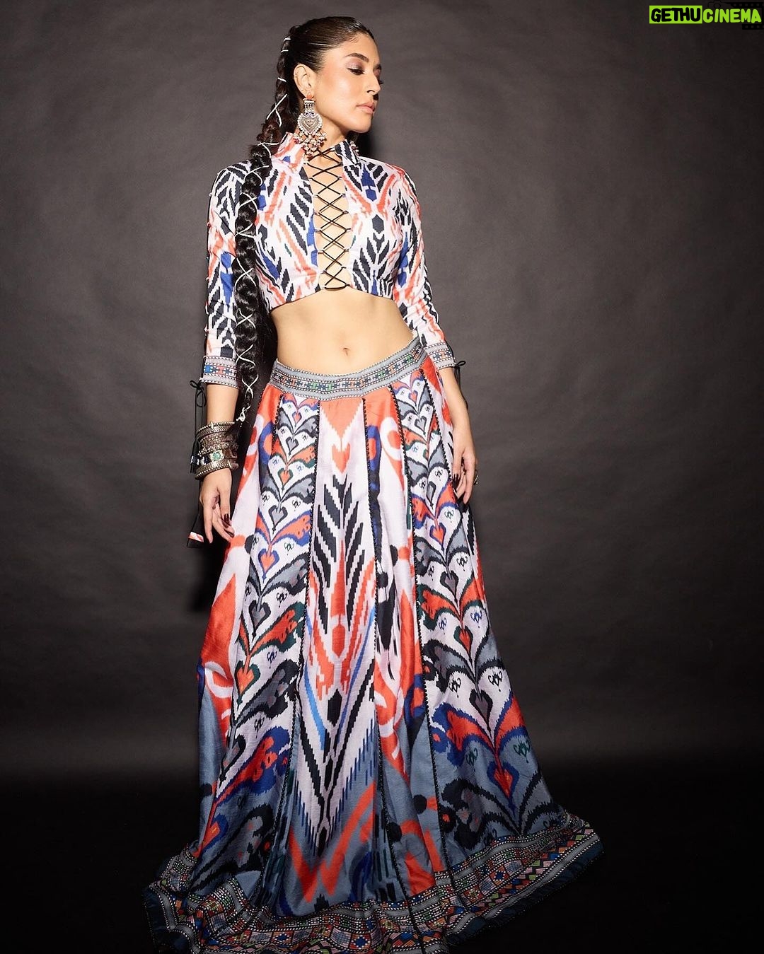 Kritika Kamra Instagram - ⚔️ ⚔️ Stylist - @styledbyzainabb Assisted by @mannatbhallaa Makeup- @miimoglam Hair- @kimberlyychu Shot by @venurasuri Outfit- @goodpunjaban Earrings - @sangeetaboochra Ring- @ruhhette Bangles- @sangeetaboochra @siaartjewellery