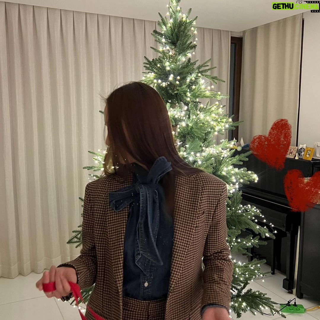 Krystal Jung Instagram - 메리크리스마스✨ (트리 꾸미기는 피곤해)