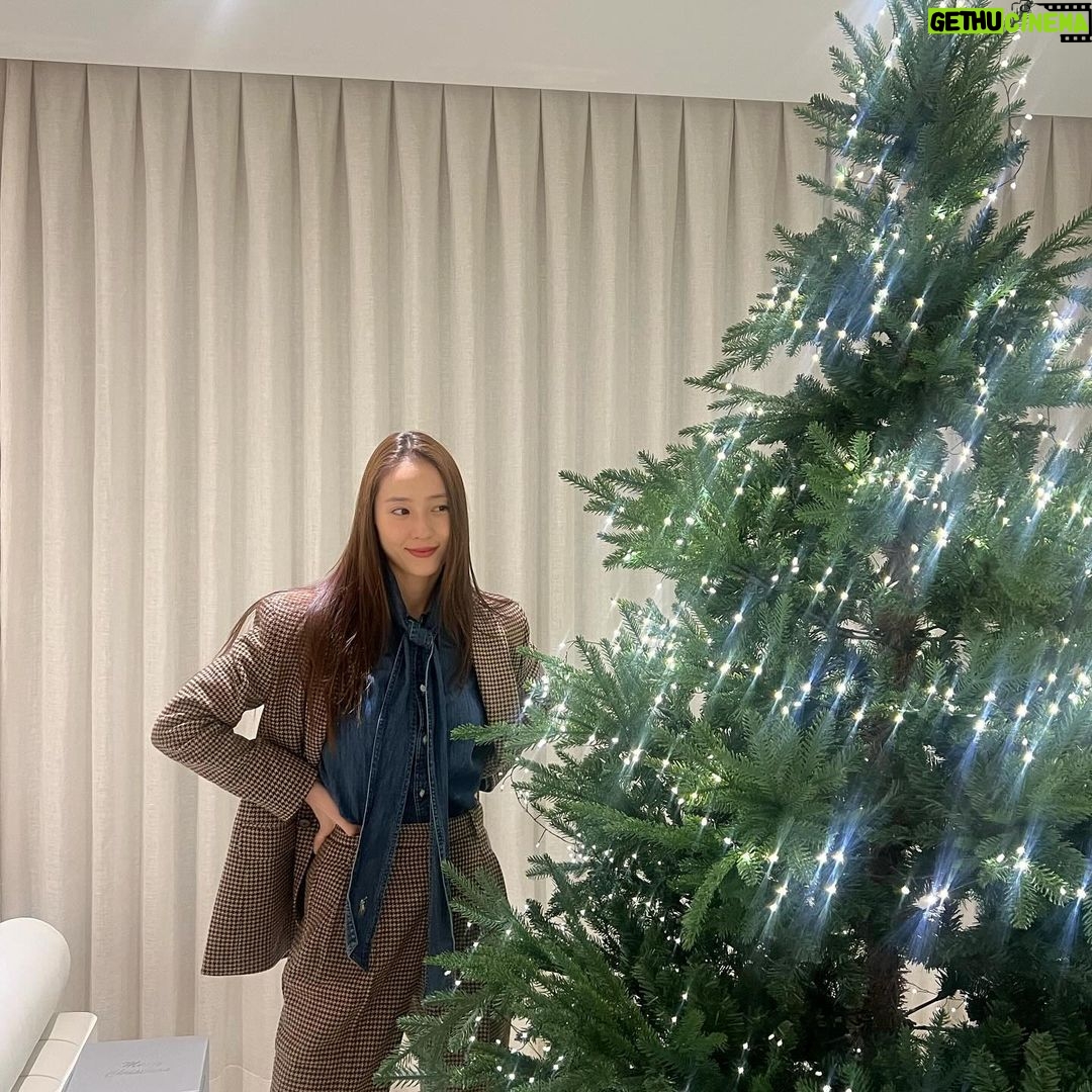 Krystal Jung Instagram - 메리크리스마스✨ (트리 꾸미기는 피곤해)