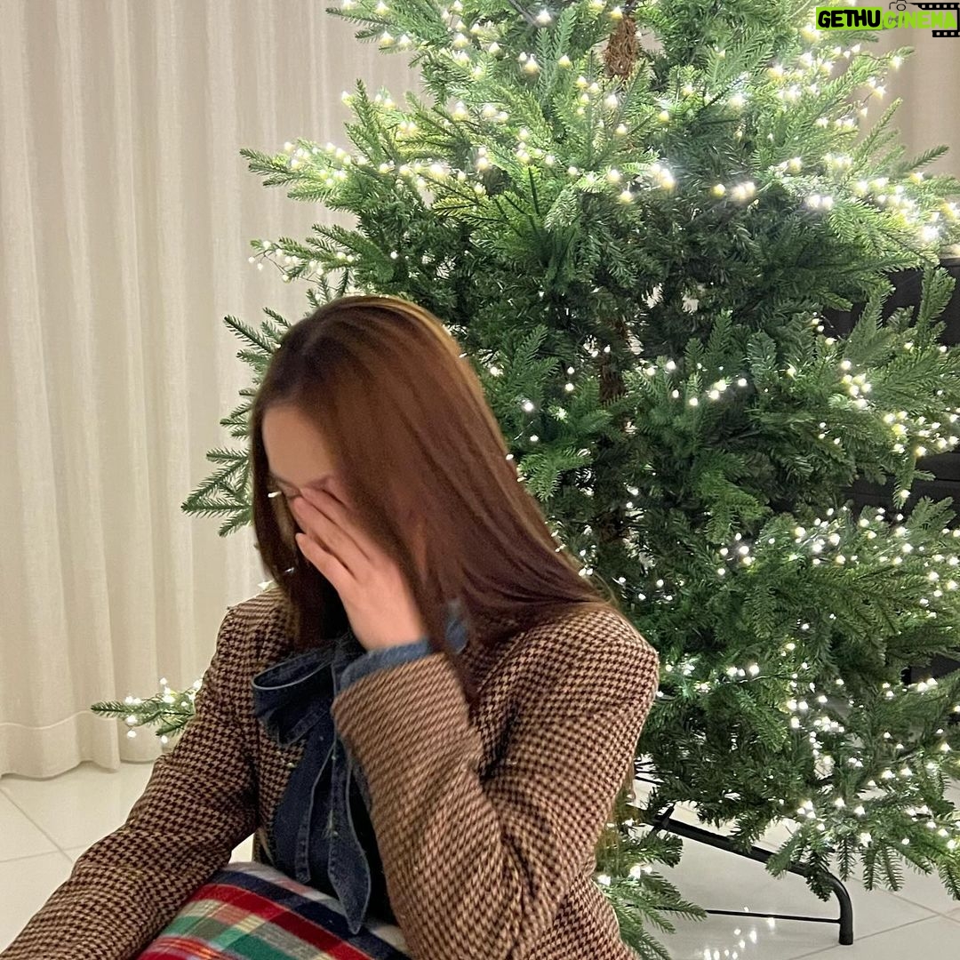 Krystal Jung Instagram - 메리크리스마스✨ (트리 꾸미기는 피곤해)