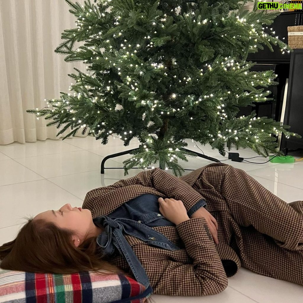 Krystal Jung Instagram - 메리크리스마스✨ (트리 꾸미기는 피곤해)
