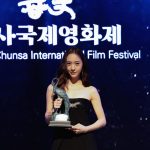 Krystal Jung Instagram - 유림이로 상 받았어요💛 우와! 우리 거미집팀 감사합니다✨ 춘사국제영화제 감사합니다✨