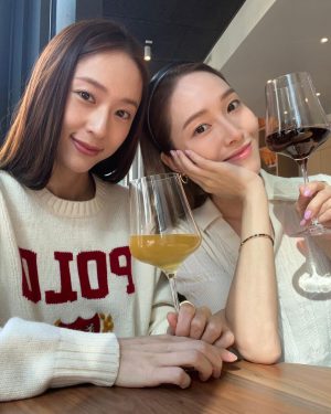 Krystal Jung Instagram - 🍷👯‍♀️🍩♥️