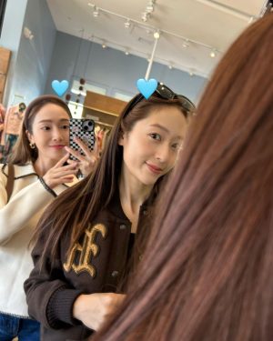 Krystal Jung Instagram - 🍷👯‍♀️🍩♥️
