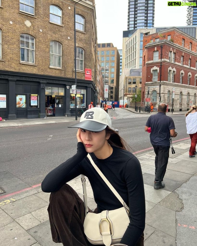 Krystal Jung Instagram - 마시고 마시고 걷고 덥고 춥고 🙃 London, United Kingdom