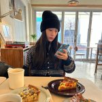 Krystal Jung Instagram - quiche! gloves not socks. matching cardigans👯‍♀️