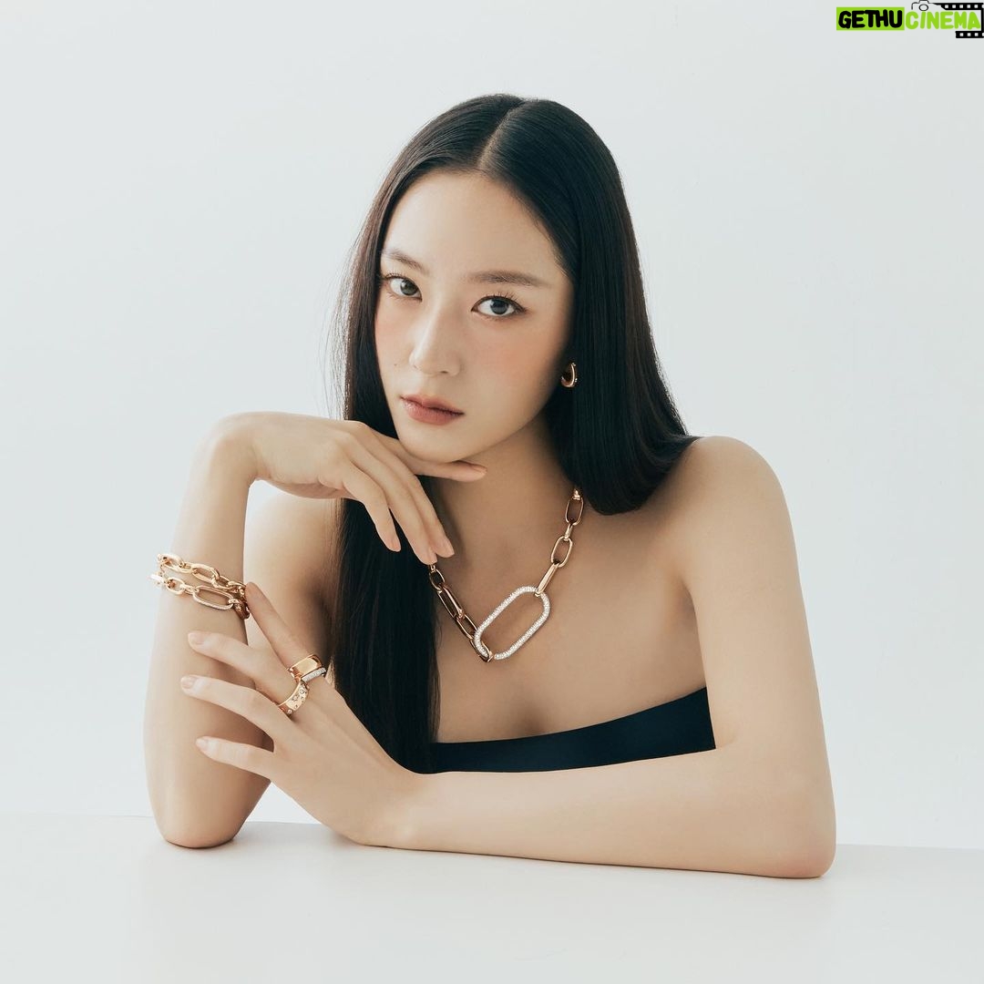 Krystal Jung Instagram - new year, new jewels @pomellato #pomellato #포멜라토 ✨