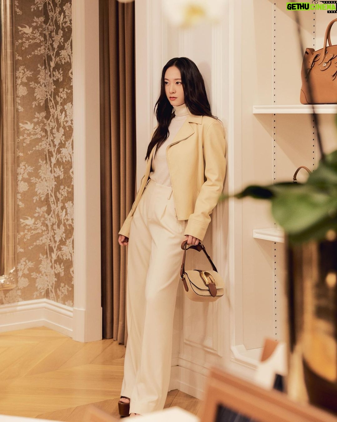 Krystal Jung Instagram - my special dressing room in the @RalphLauren store 🧡 #RalphLauren #RLCollection #RLSP23