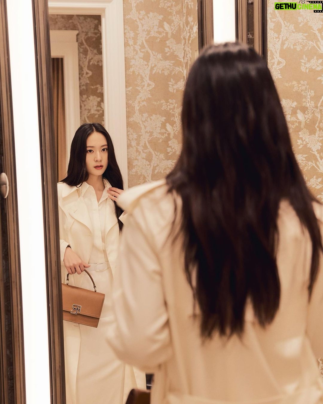 Krystal Jung Instagram - my special dressing room in the @RalphLauren store 🧡 #RalphLauren #RLCollection #RLSP23