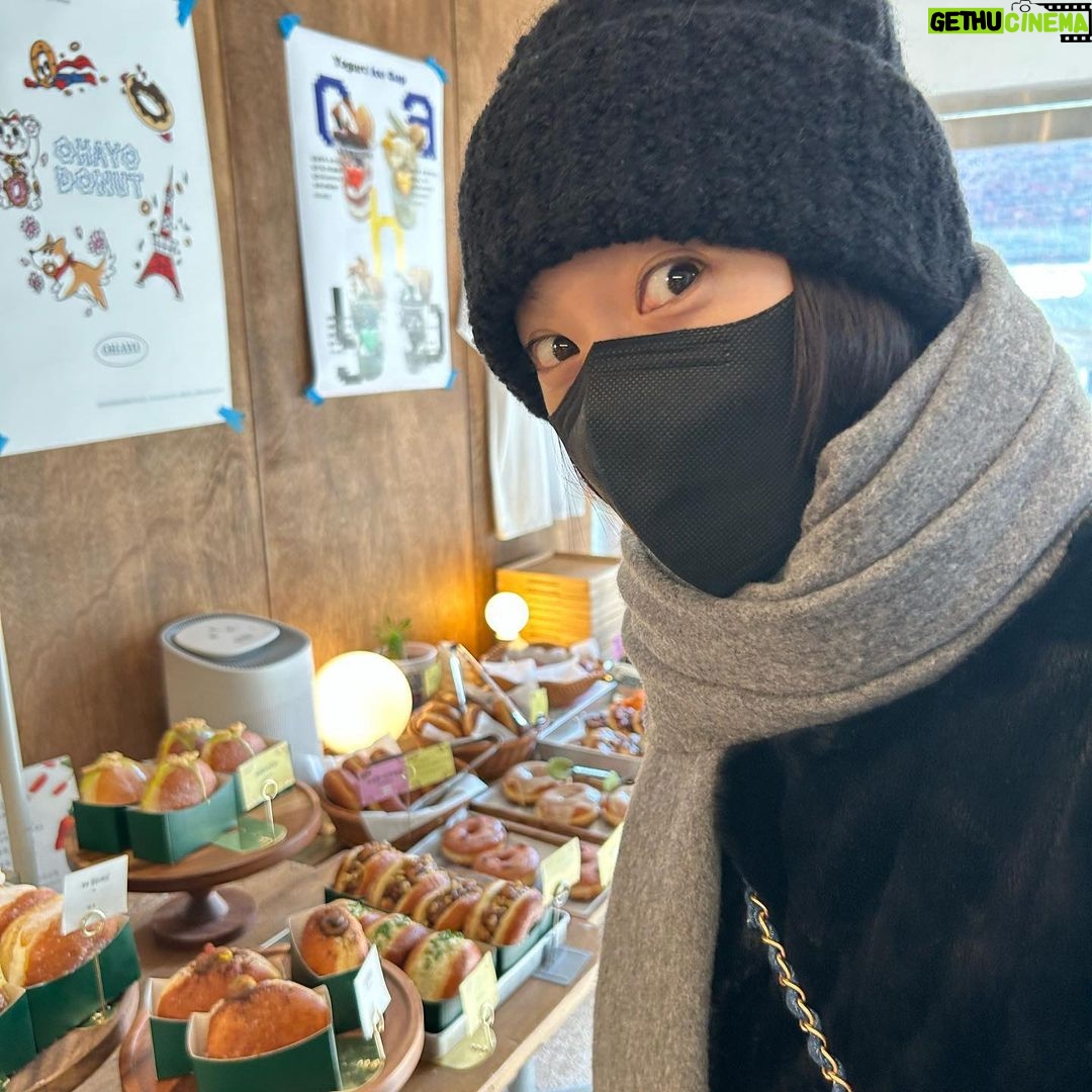 Krystal Jung Instagram - quiche! gloves not socks. matching cardigans👯‍♀️