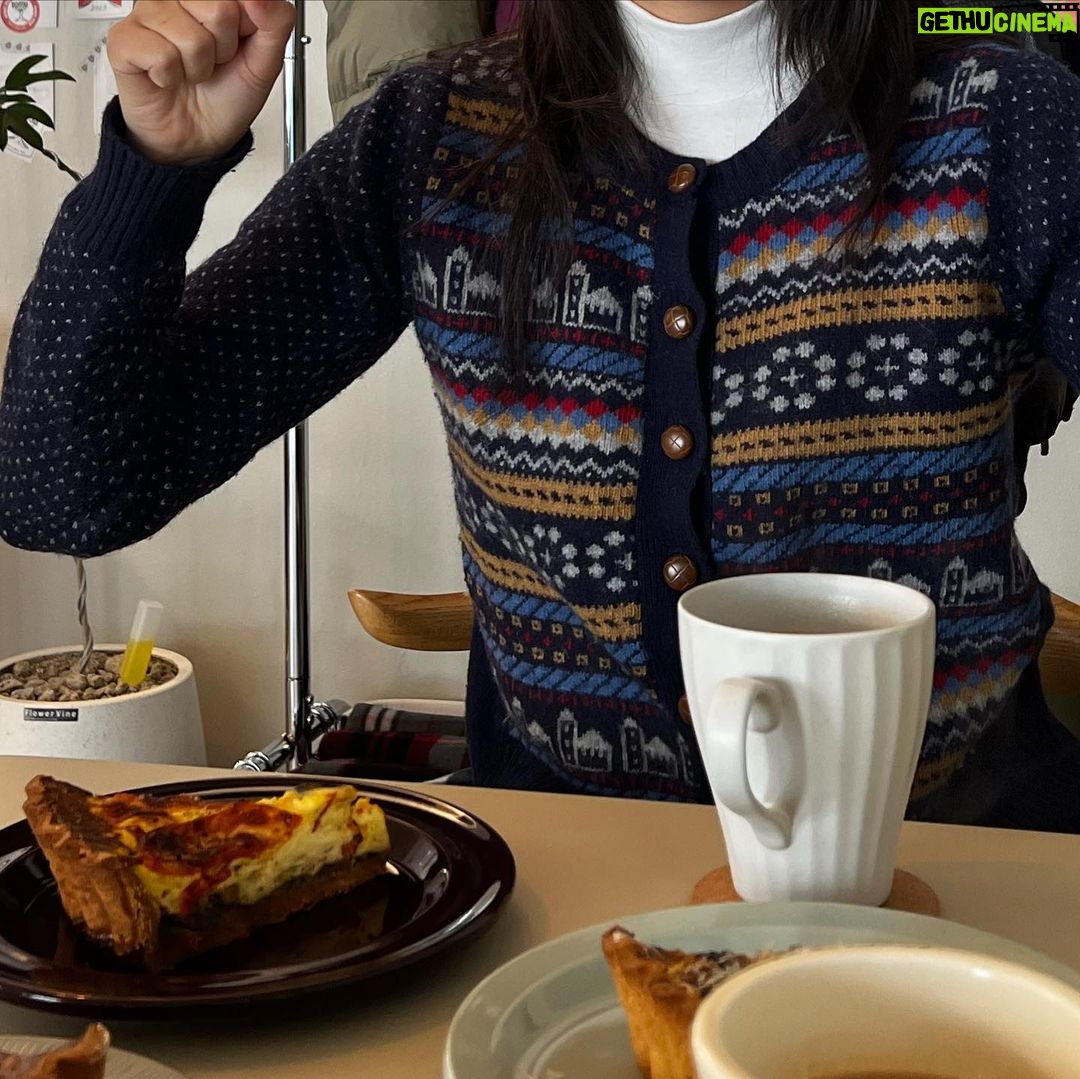 Krystal Jung Instagram - quiche! gloves not socks. matching cardigans👯‍♀️