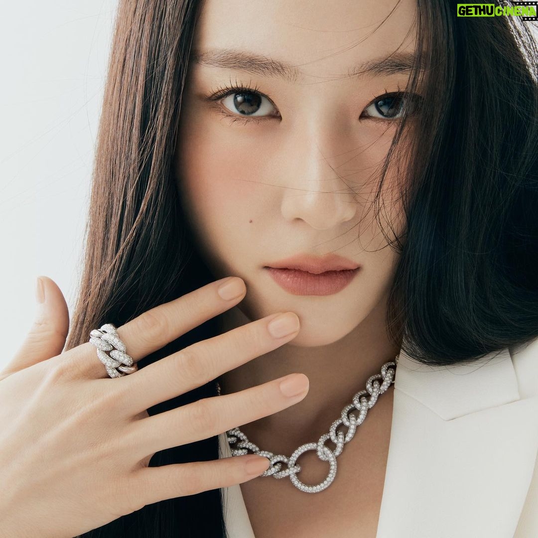 Krystal Jung Instagram - new year, new jewels @pomellato #pomellato #포멜라토 ✨