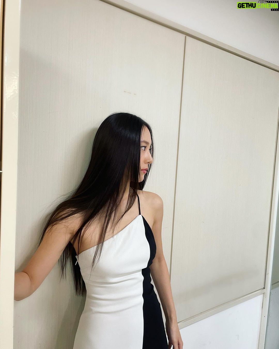 Krystal Jung Instagram - 🤍happy new year🖤