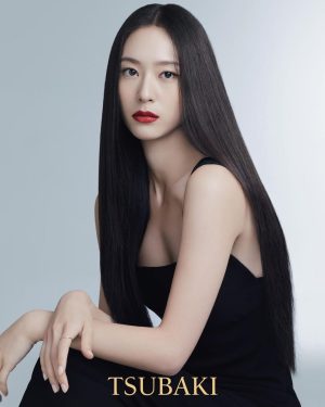 Krystal Jung Instagram - ❤️🖤 @tsubaki.kr #츠바키 💆🏻‍♀️