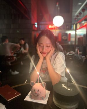 Krystal Jung Instagram - hi everyone🫶🏻 i was a bit busy with 4 bday parties and still have 3 more to go😉 but yes i am so thankful for all the love i received from my family friends & fans! 
선물&케익&꽃 다 잘 받았어요 감사해요! 💘