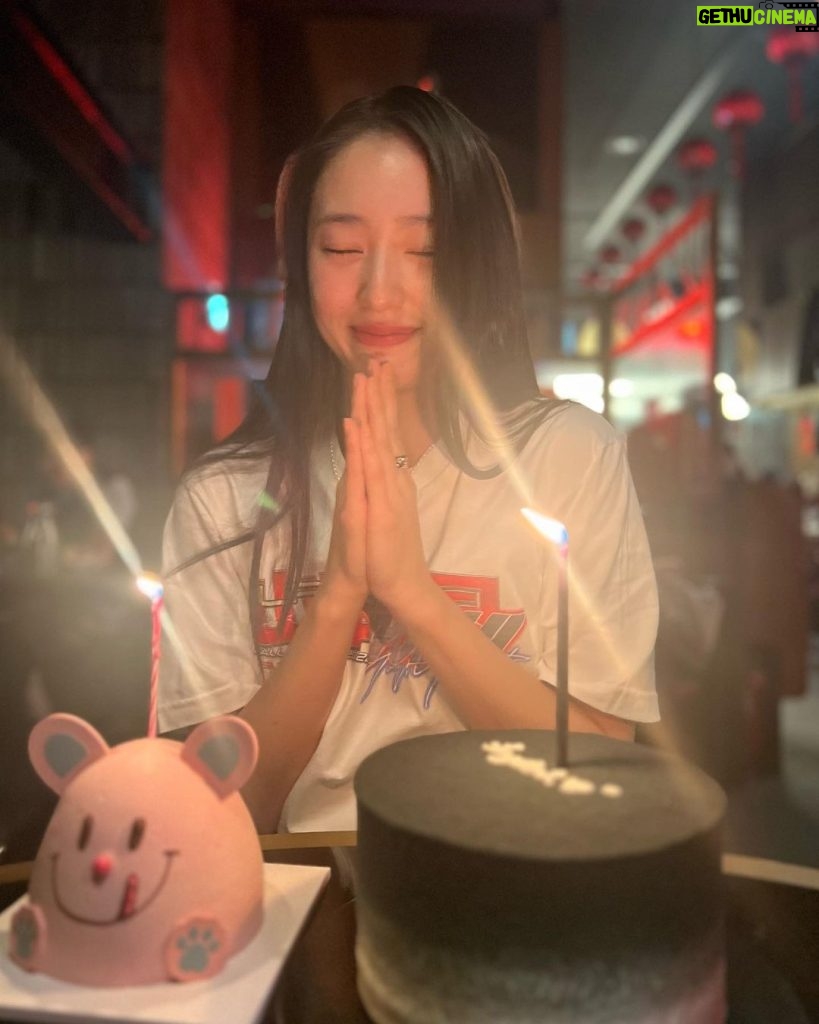 Krystal Jung Instagram - hi everyone🫶🏻 i was a bit busy with 4 bday parties and still have 3 more to go😉 but yes i am so thankful for all the love i received from my family friends & fans! 선물&케익&꽃 다 잘 받았어요 감사해요! 💘