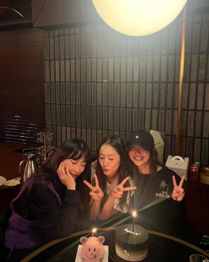 Krystal Jung Instagram - hi everyone🫶🏻 i was a bit busy with 4 bday parties and still have 3 more to go😉 but yes i am so thankful for all the love i received from my family friends & fans! 
선물&케익&꽃 다 잘 받았어요 감사해요! 💘