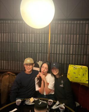 Krystal Jung Instagram - hi everyone🫶🏻 i was a bit busy with 4 bday parties and still have 3 more to go😉 but yes i am so thankful for all the love i received from my family friends & fans! 
선물&케익&꽃 다 잘 받았어요 감사해요! 💘
