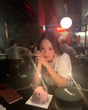 Krystal Jung Instagram - hi everyone🫶🏻 i was a bit busy with 4 bday parties and still have 3 more to go😉 but yes i am so thankful for all the love i received from my family friends & fans! 
선물&케익&꽃 다 잘 받았어요 감사해요! 💘