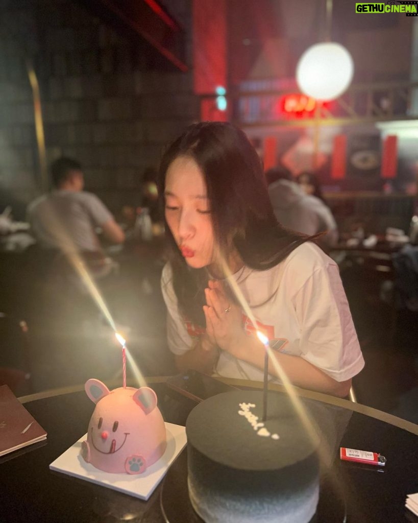 Krystal Jung Instagram - hi everyone🫶🏻 i was a bit busy with 4 bday parties and still have 3 more to go😉 but yes i am so thankful for all the love i received from my family friends & fans! 선물&케익&꽃 다 잘 받았어요 감사해요! 💘