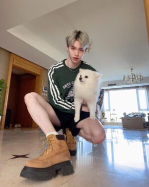 Krystian Wang Instagram - 我管好丘鲁比
你管好你自己

(抱了个机关枪
