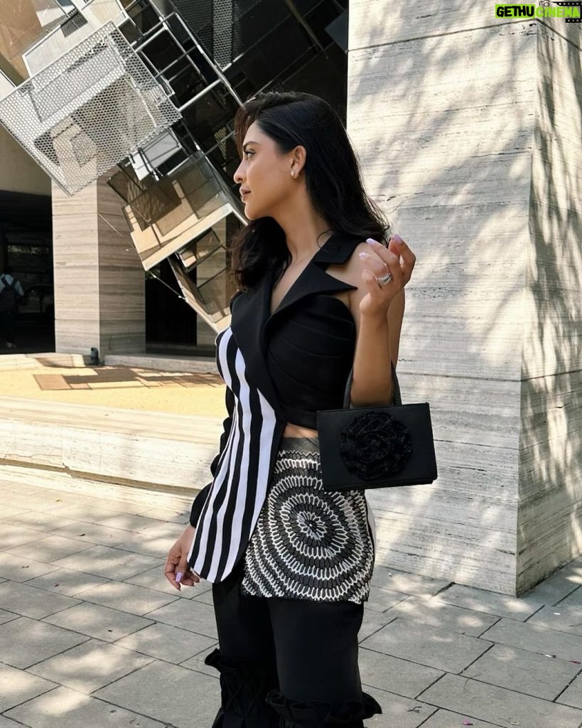 Krystle D'Souza Instagram - 🖤🤍 . . Outfit - @thepretco Pr - @_vaishnavii.3011