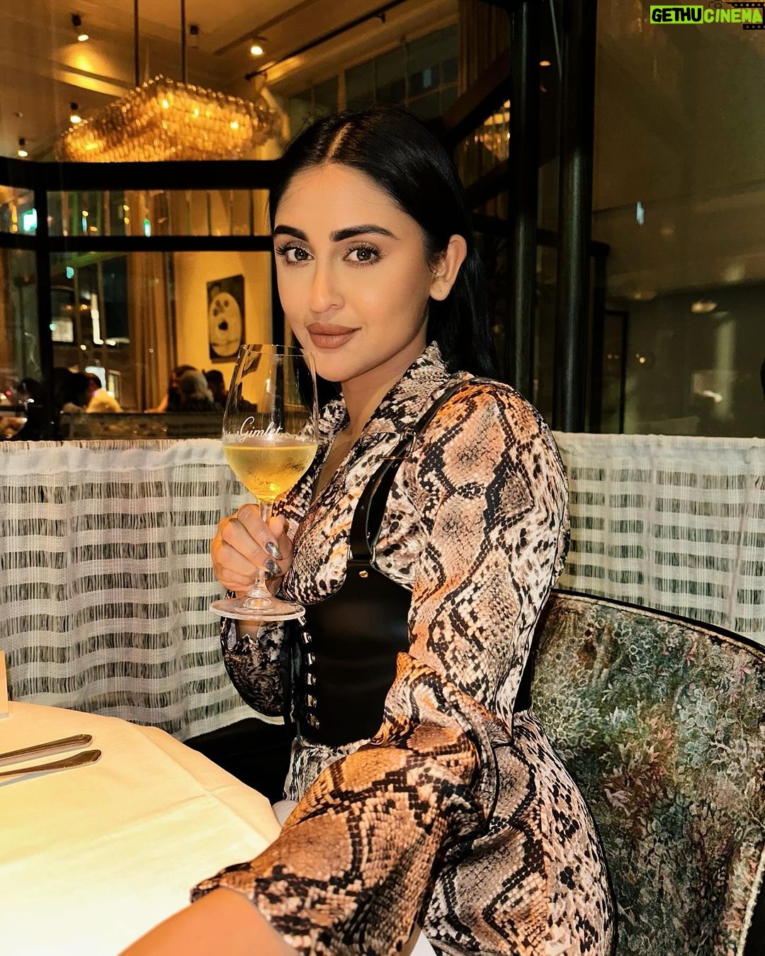 Krystle D'Souza Instagram - Long Story Short …. Delivering some postcards from Melbourne🇦🇺 What a trip, what an experience!!! Just can’t get enough 🦘 There’s just one song playing in my head…Abhi na jaoooo chod kar ke dil abhi bhara nahi ! 🫰🏻 . . #visitmelbourne Hosted by @visitmelbourne #EveryBitDifferent