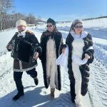 Kseniya Borodina Instagram - Девчонки насмотрелись публикаций с международного фестиваля молодежи в Сочи и сказали, что тоже хотели бы там оказаться 🙈 Я, кстати, и не против, летние лагеря, различные проекты - это всегда интересный опыт. Посмотрите сами, актеры, певцы, предприниматели, наш президент. 20 тысяч молодых людей из разных стран – это невероятный вайб. Уже последний день, и уверена, это немного грустно. Потому что такие истории, как маленькая жизнь! Зато в таких проектах очень много крутых знакомств, которые могут перерасти в настоящую дружбу на всю жизнь. С вами случалось такое?