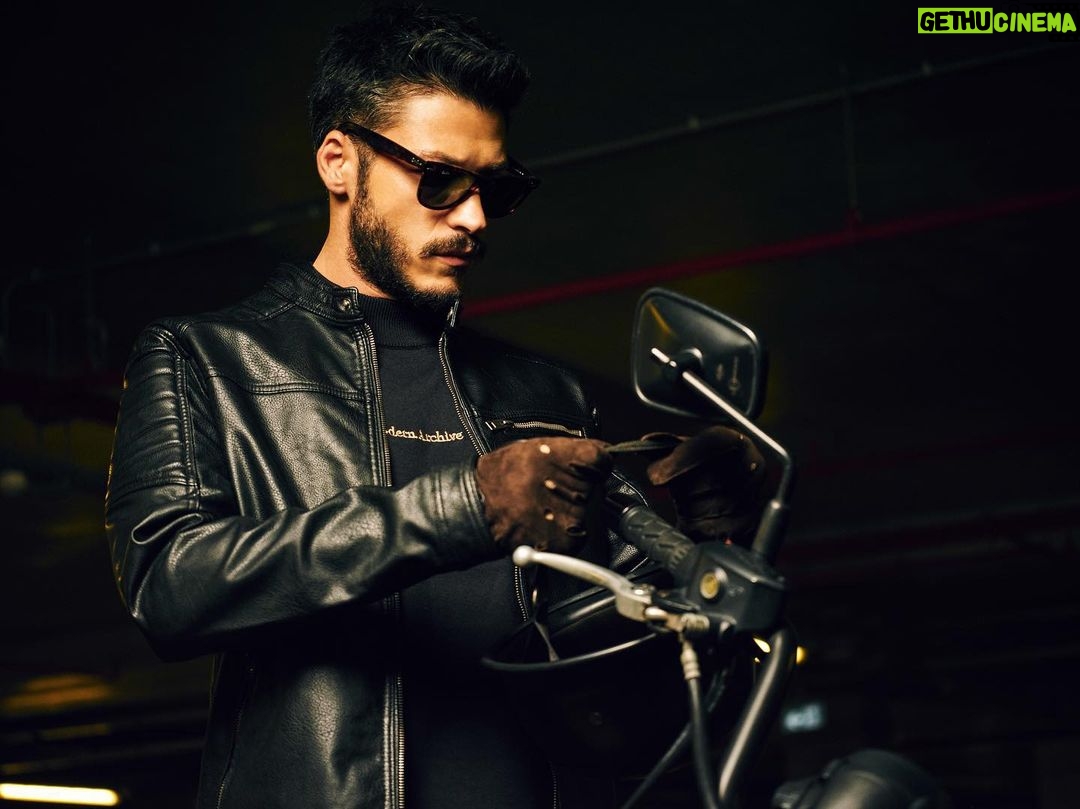 Kubilay Aka Instagram - "Bu yol uzun bir serüven olacak. Çeşitli zorluklar çıkacak karşına. Bu macerada tavrını koy ortaya." #bumaceradenim @jackandjones_tr